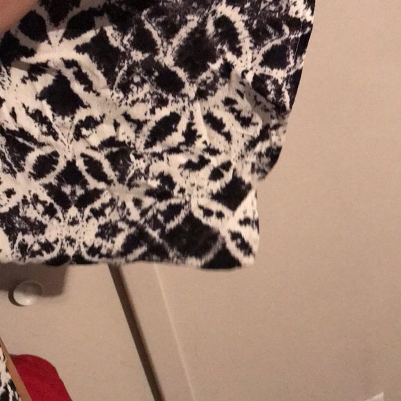 Black and white over peas abstract with fringe in the bottom - Picture 5 of 5